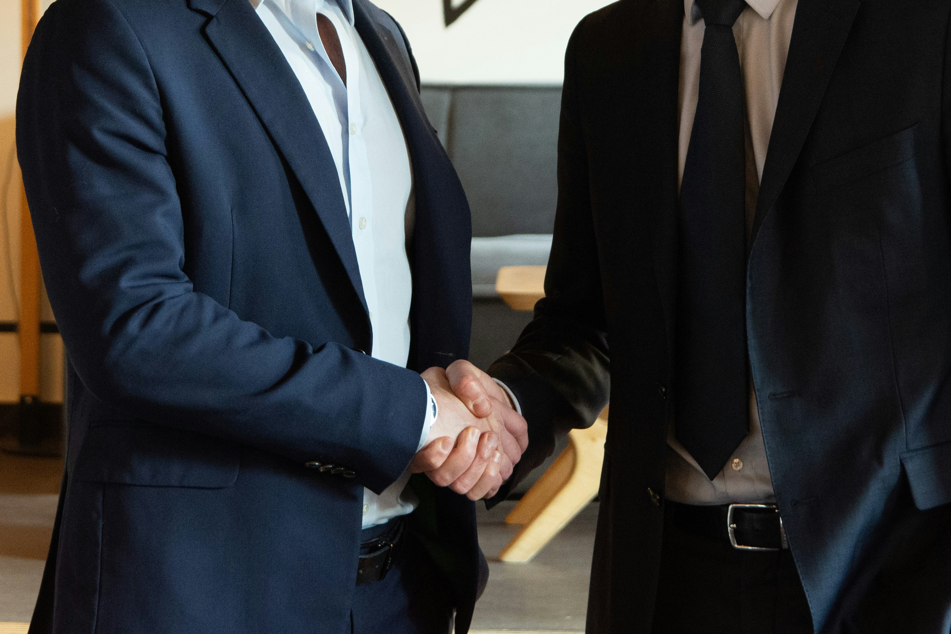 Vertrauensvolle Zusammenarbeit – Händedruck zweier Geschäftspartner